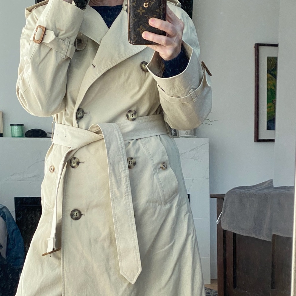 Burberry trench coat size 4 but fits like size 6.